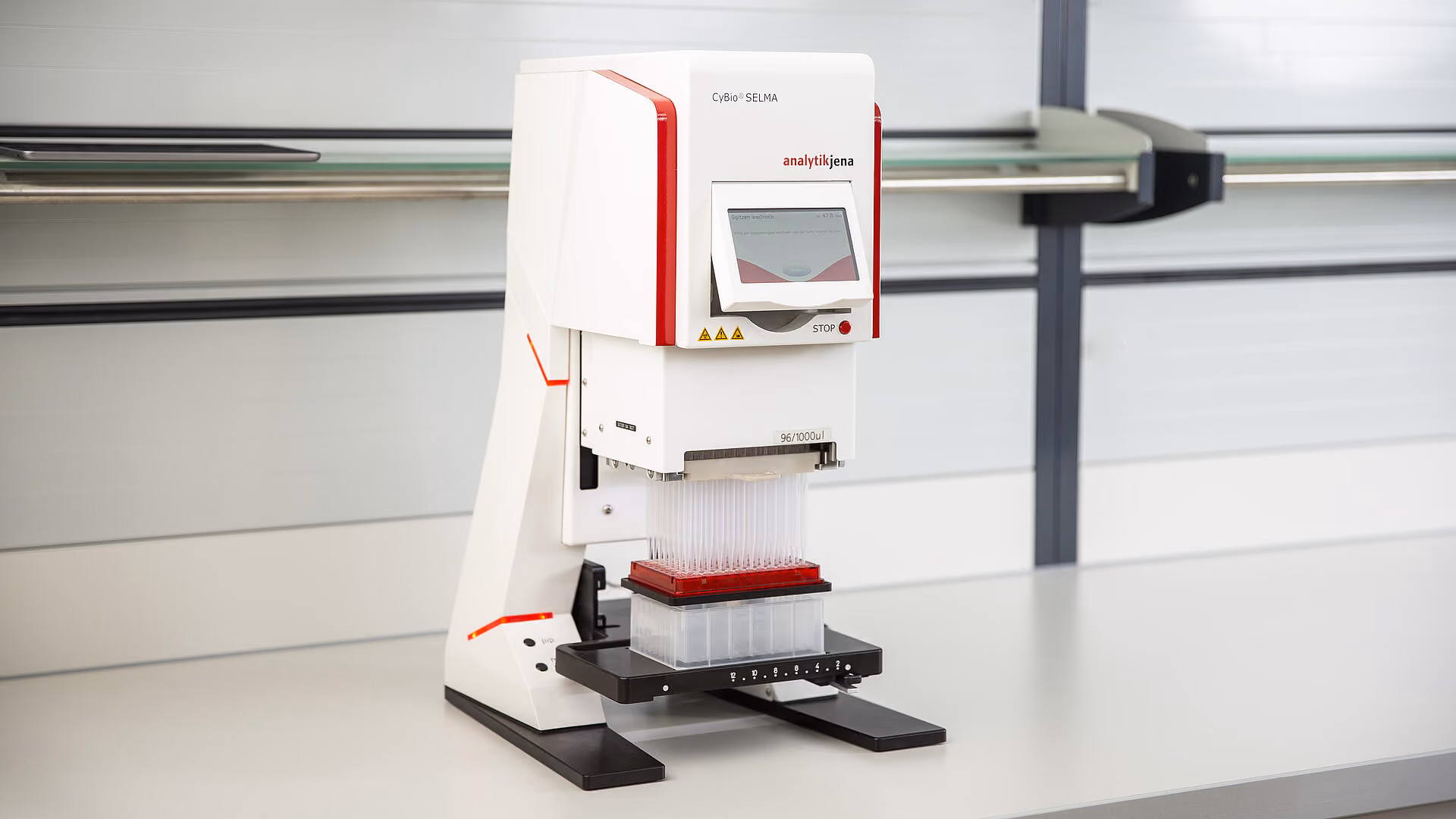 Appareil de laboratoire Cybio SELMA d'Analytik Jena, un dispositif automatisé avec de multiples aiguilles pour manipuler des échantillons dans des plaques sur une surface de travail blanche.
