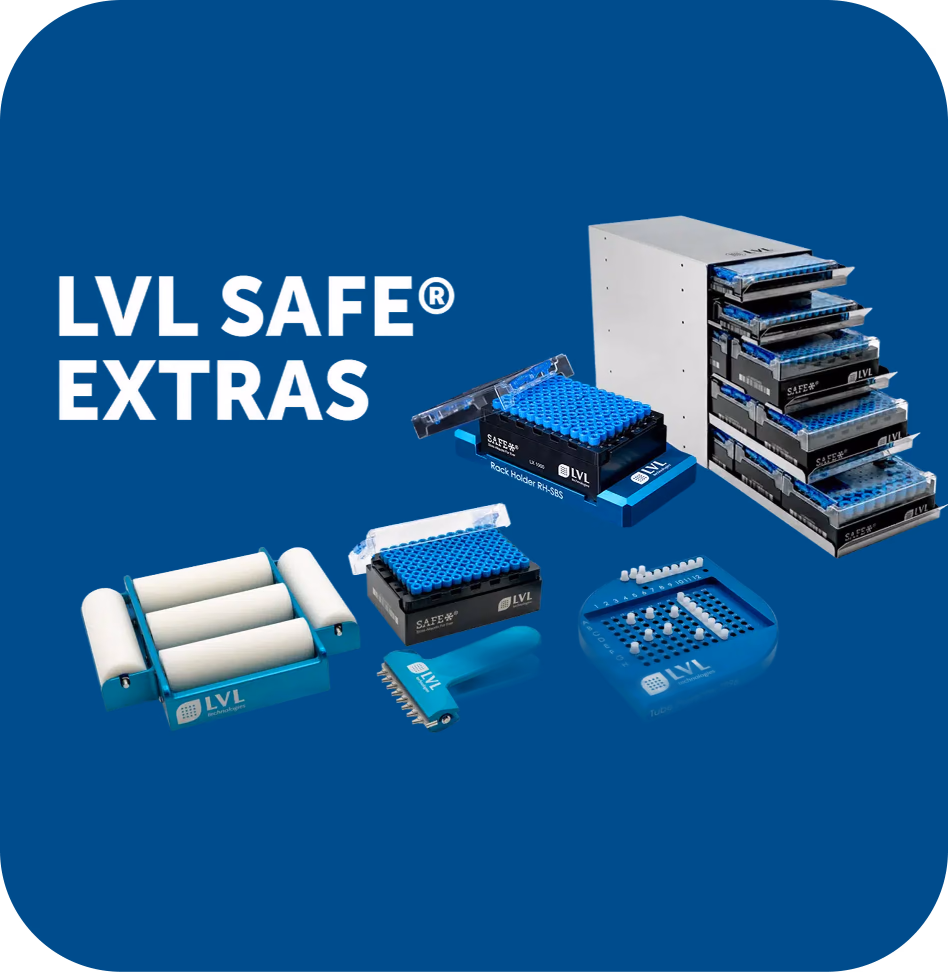 Ensemble d'accessoires LVL SAFE® comprenant un rack empilable avec plateaux remplis de tubes bleus, un support à rouleaux, deux plaques de tubes avec couvercles transparents, un peigne bleu et une plaque porte-tubes avec marqueurs blancs, sur fond bleu.
