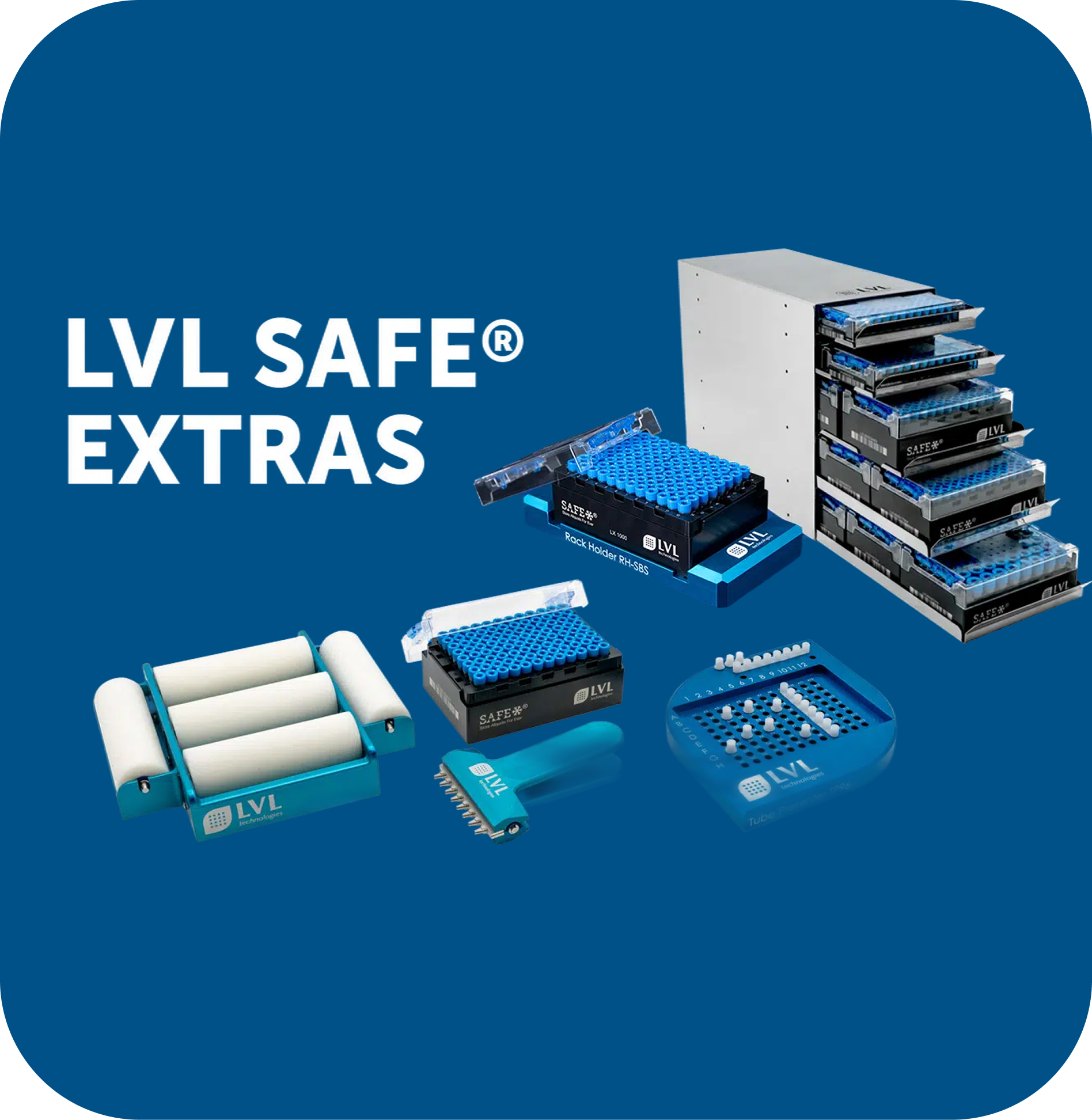 Ensemble d'accessoires LVL SAFE® comprenant un rack empilable avec plateaux remplis de tubes bleus, un support à rouleaux, deux plaques de tubes avec couvercles transparents, un peigne bleu et une plaque porte-tubes avec marqueurs blancs, sur fond bleu.