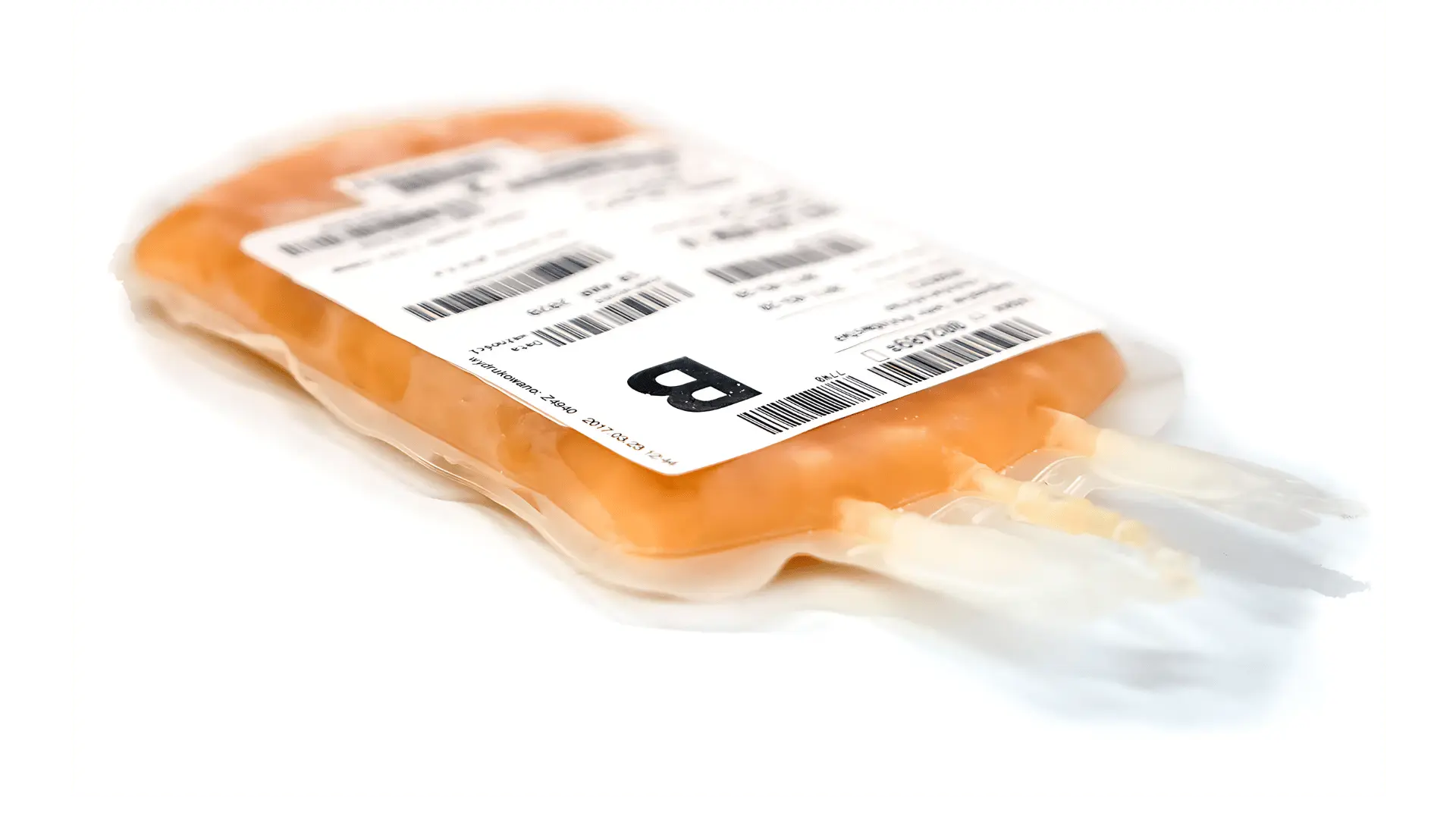 Sachet transparent contenant du plasma sanguin orange avec une étiquette blanche comportant plusieurs codes-barres et la lettre B en gros.