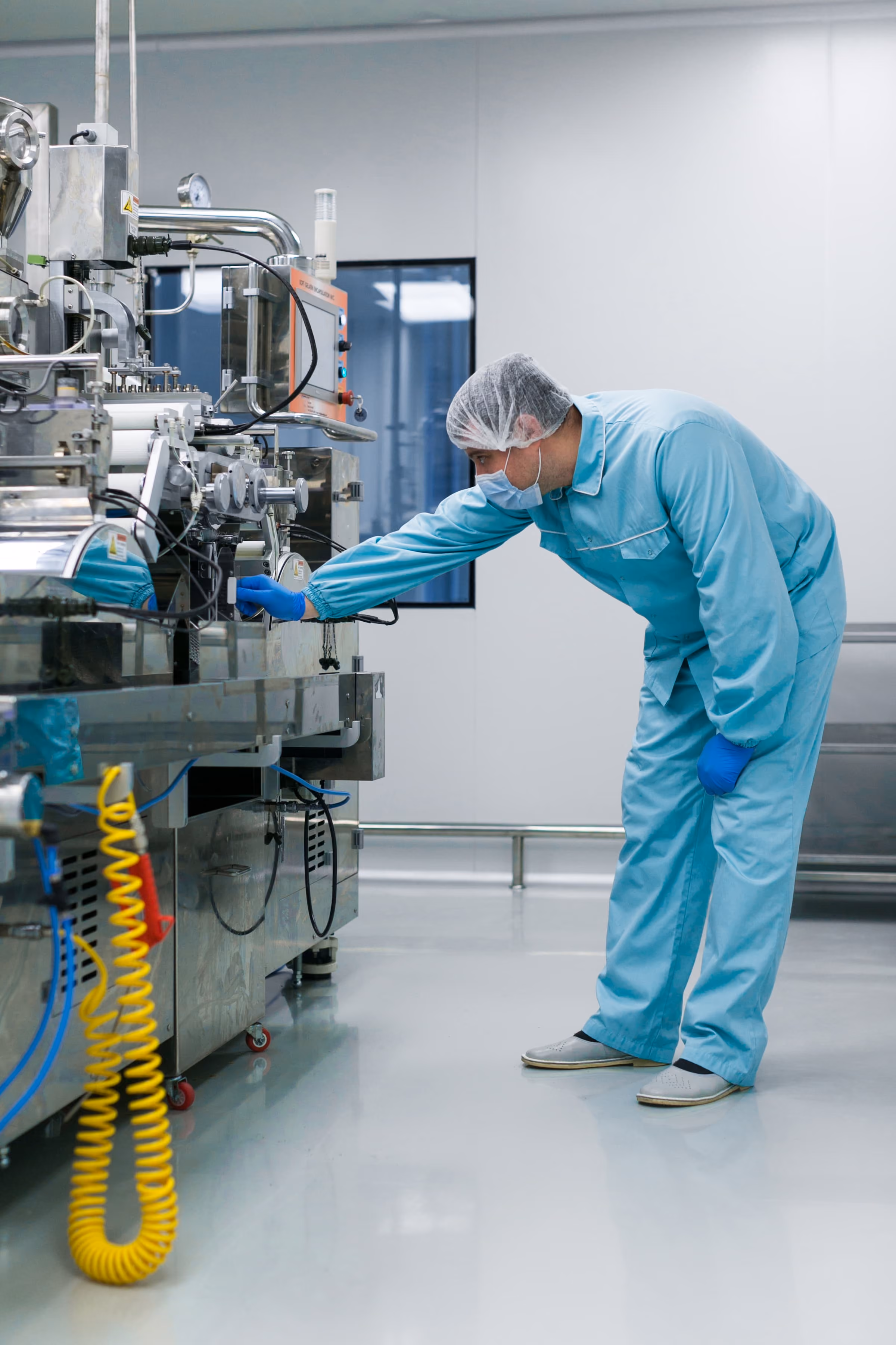 homme faisant une maintenance sur une machine en laboratoire