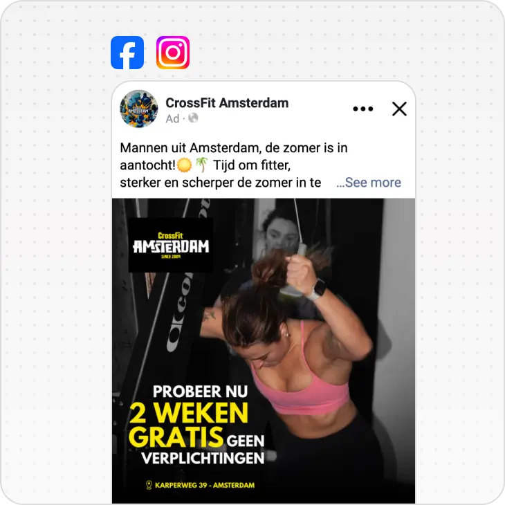 Woman in pink sports bra doing CrossFit rope exercise in gym with fitness slogan in Dutch.