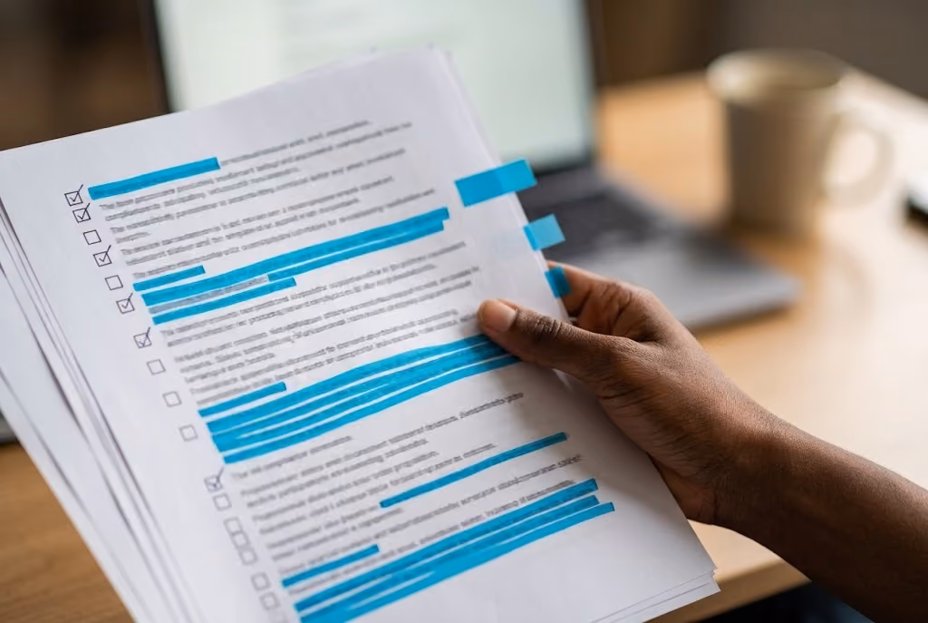 Main tenant un document de conformité RH, illustrant les obligations légales