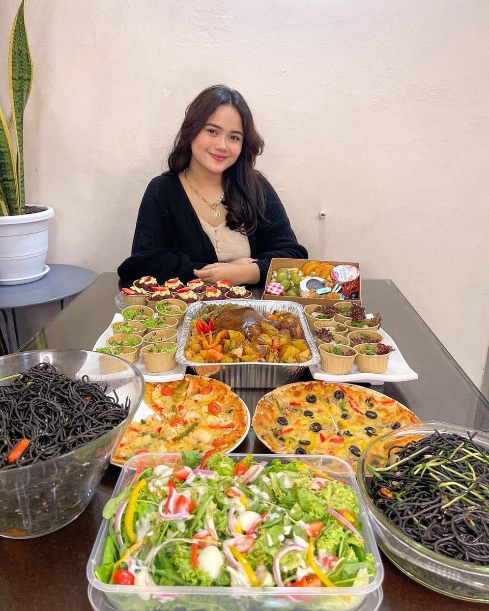 iDoCatering beautiful lady KOL posing for christmas catering with fairy lights, pizza, salad, potatoes