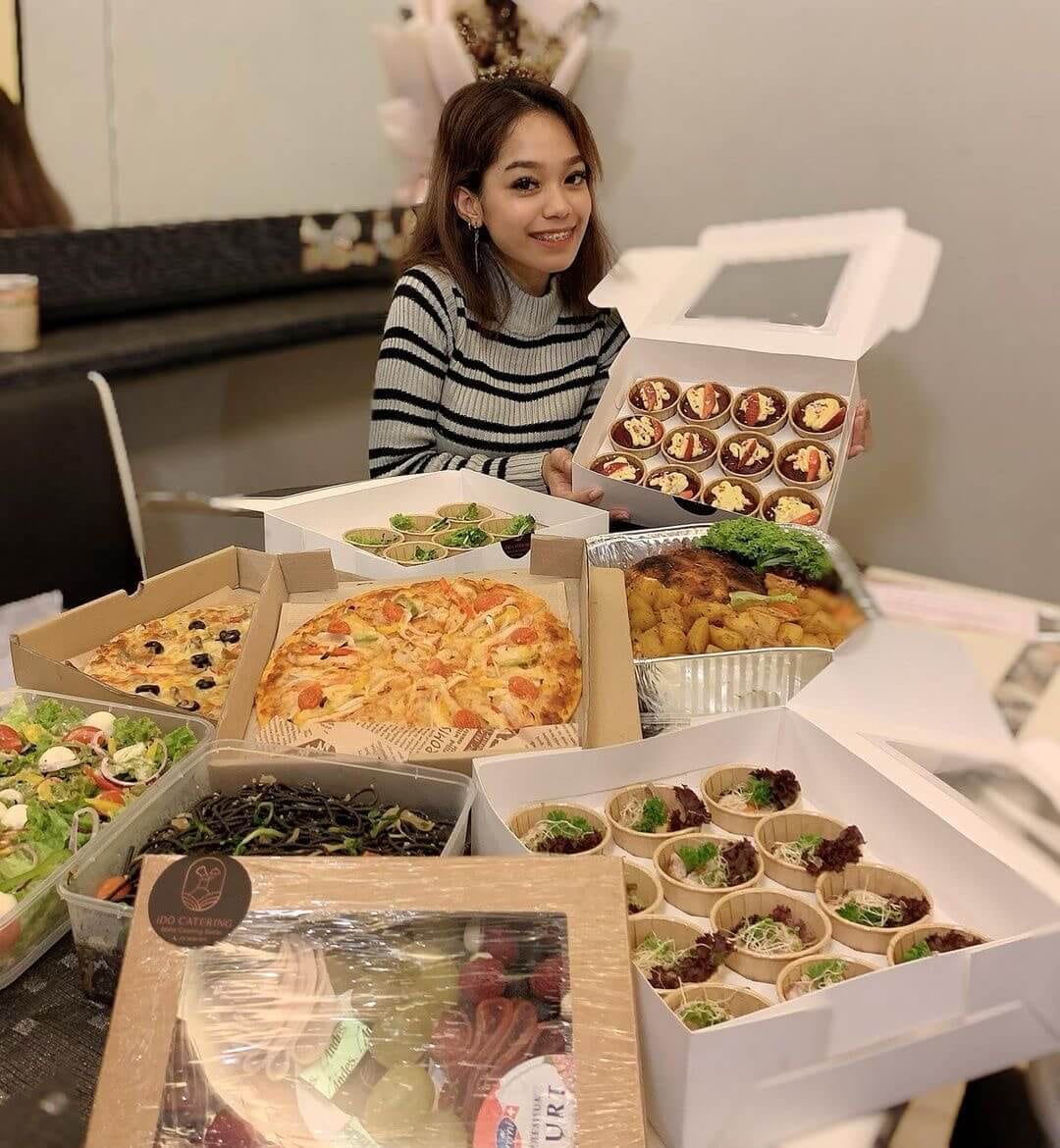 iDoCatering beautiful lady KOL posing for christmas catering with fairy lights, pizza, salad, potatoes