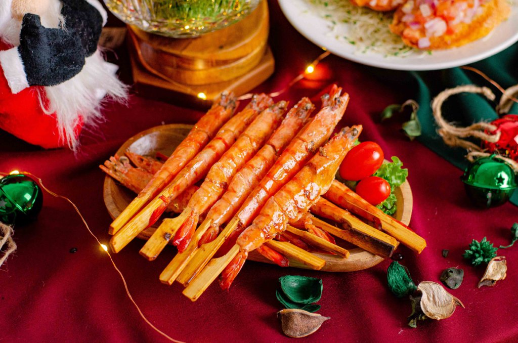 Grilled prawns on bamboo skewers with cherry tomatoes, iDoCatering Christmas 2021 catering menu