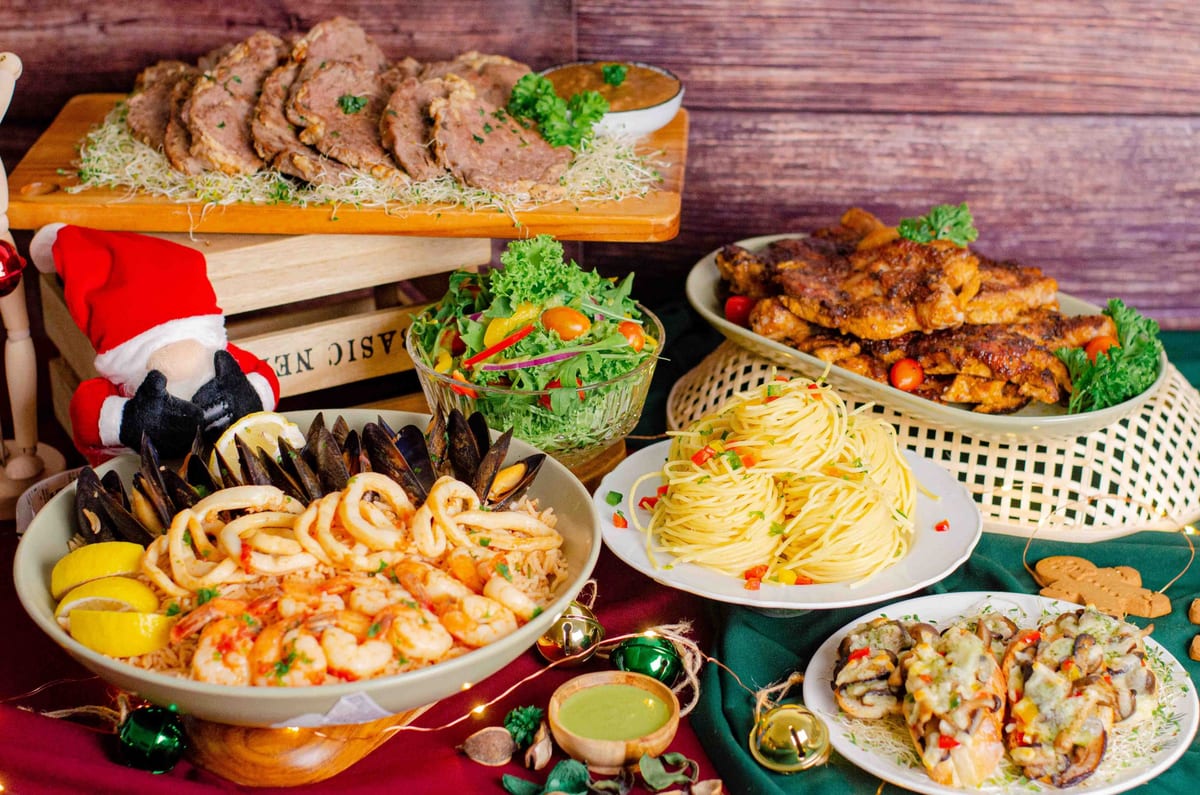 iDoCatering Christmas 2021 spread — sliced roast beef, seafood rice with mussels and calamari, pasta and chicken