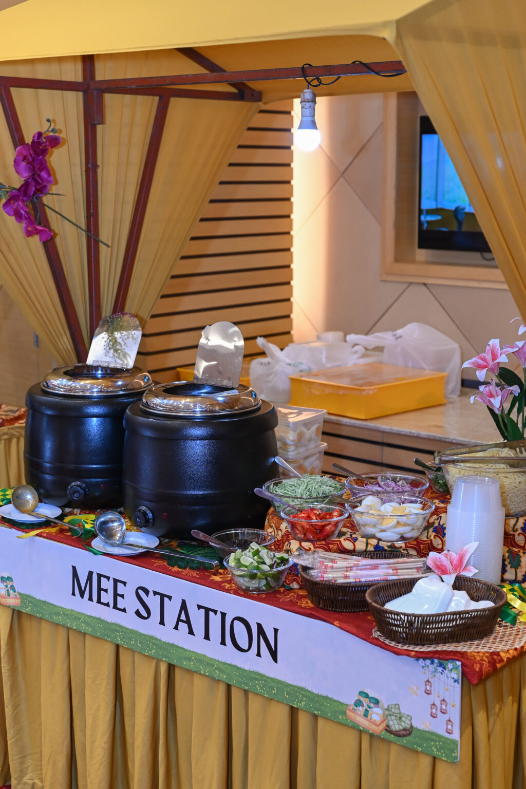 Mee station with soup kettles, noodles and fresh condiments at an iDoCatering Hari Raya buffet, Mercu UEM 2025
