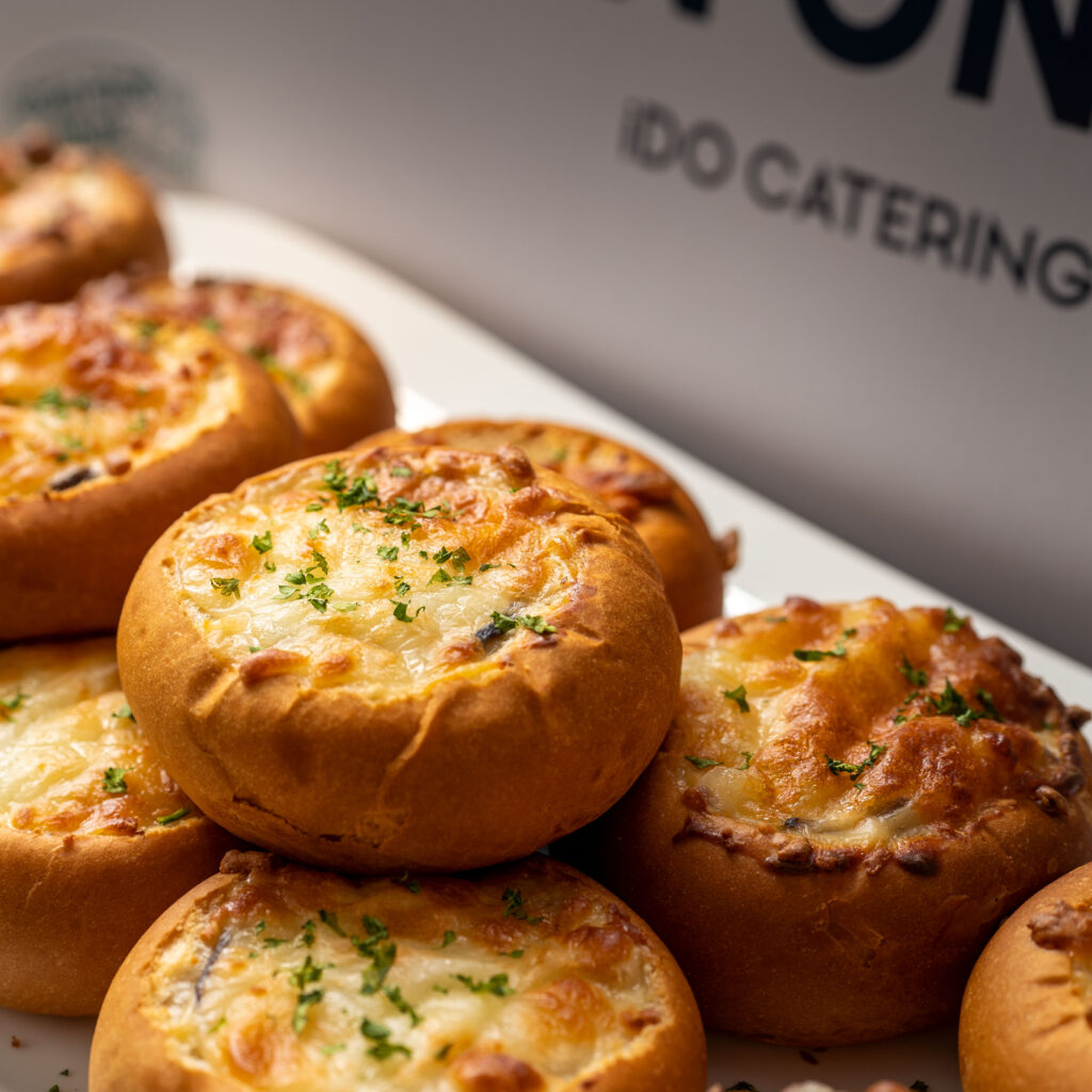 Cheese-baked bread bowls topped with parsley, iDoCatering Christmas 2023 party set