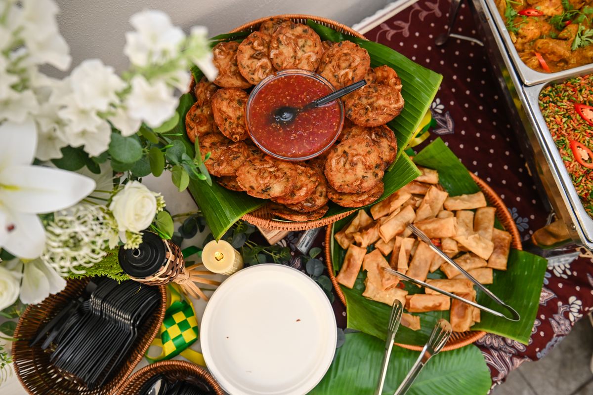 iDoCatering mini buffet food spread — Thai fish cakes on banana leaf, fried spring rolls and curry chicken for small event in KL