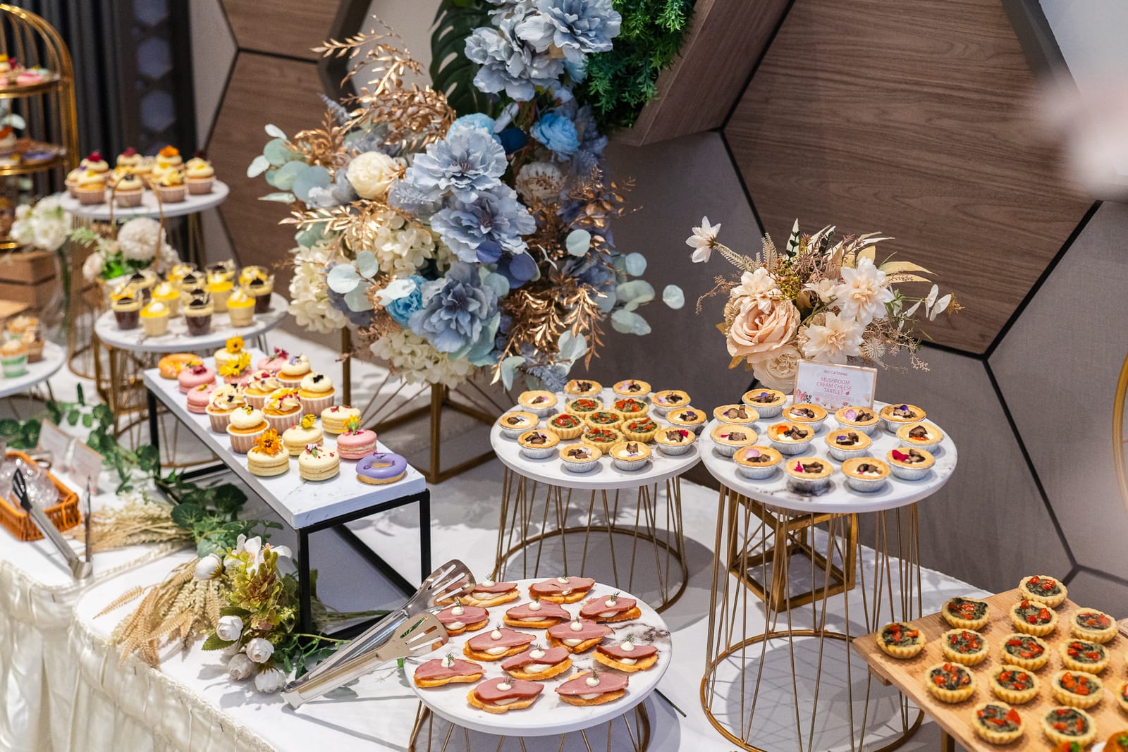 Macaron and cream cheese tartlet desserts for wedding canapé catering — iDoCatering