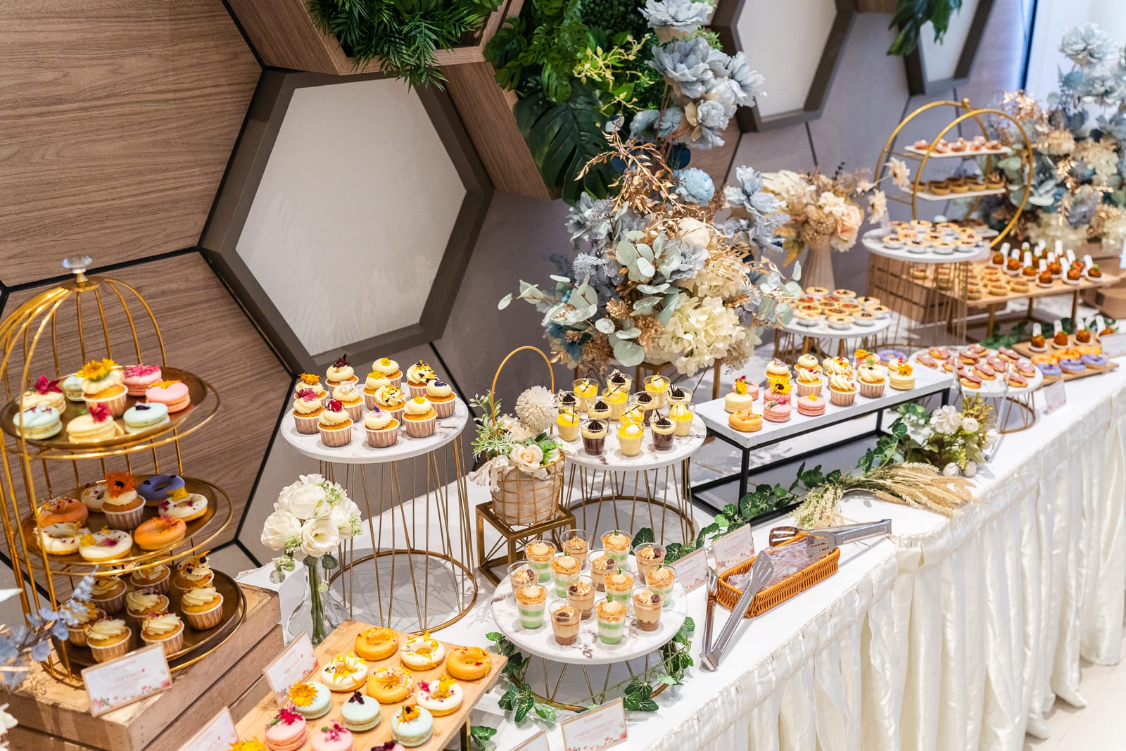 Wedding canapé catering with dessert cupcakes and macarons on elegant trays — iDoCatering