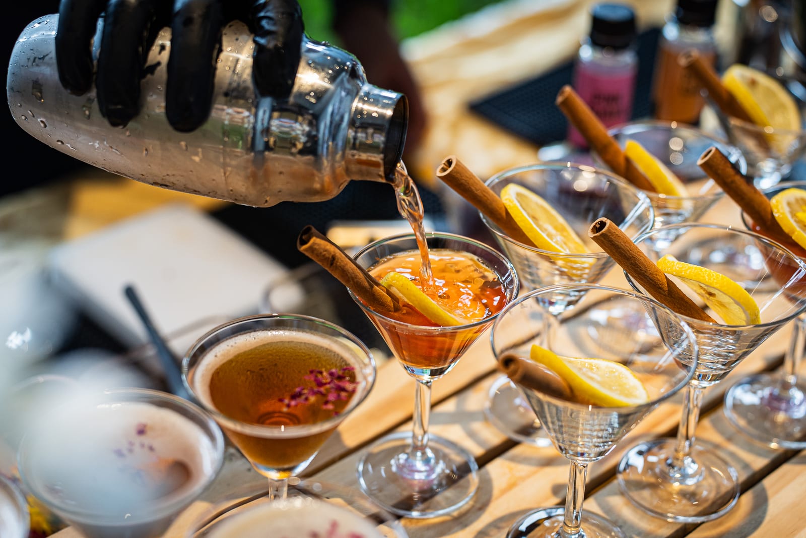 Barista mixing lemonade and peach mocktails at a wedding beverage station — iDoCatering