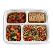 Aglio olio pasta bento box with pomodoro meatballs in tomato sauce — iDoCatering corporate bento