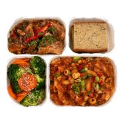 Chicken bolognese pasta bento box with grilled chicken chop and broccoli — iDoCatering corporate bento