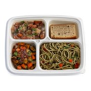 Pesto pasta bento box with creamy chicken stew, roasted vegetables and banana cake — iDoCatering corporate bento
