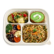 Tomyam fried rice bento box with Thai green curry chicken — iDoCatering corporate bento