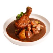 Peppery roasted chicken leg with potatoes in black pepper sauce — iDoCatering
