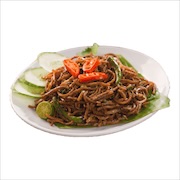 Mee goreng with cucumber on a plate — iDoCatering seminar buffet