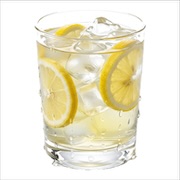 Glass of iced detox water with lemon slices — iDoCatering seminar buffet