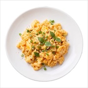 Fluffy scrambled eggs with spring onion — iDoCatering buffet