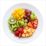 Fresh fruit platter with mango, kiwi, grapes and strawberry — iDoCatering light refreshment