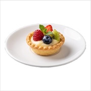 Fruit tartlet with berries on a plate — iDoCatering light refreshment