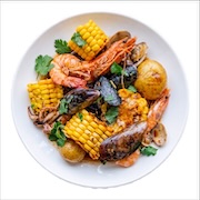 One-pan seafood platter with prawns, mussels, clams, squid, corn and potatoes — iDoCatering buffet