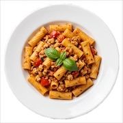 Rigatoni in chicken bolognese sauce topped with basil — iDoCatering buffet