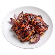 Barbecue grilled chicken with charred glaze and red onion — iDoCatering buffet
