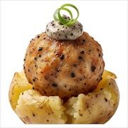 Black pepper chicken boulette with herb cream and a chive curl on a smashed potato — iDoCatering canapé