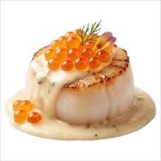 Seared scallop in creamy garlic sauce topped with salmon roe, dill and an edible flower — iDoCatering canapé