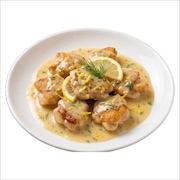 Lemon butter chicken in a creamy sauce with lemon slices and dill on a white plate — iDoCatering buffet
