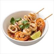 Grilled seafood skewers of squid rings and prawns with a lime wedge and coriander — iDoCatering buffet