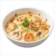 Creamy seafood gratin with squid rings, prawns and scallops under browned cheese — iDoCatering buffet