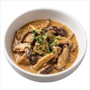 Creamy mushroom stroganoff with sliced mushrooms and chopped parsley — iDoCatering buffet