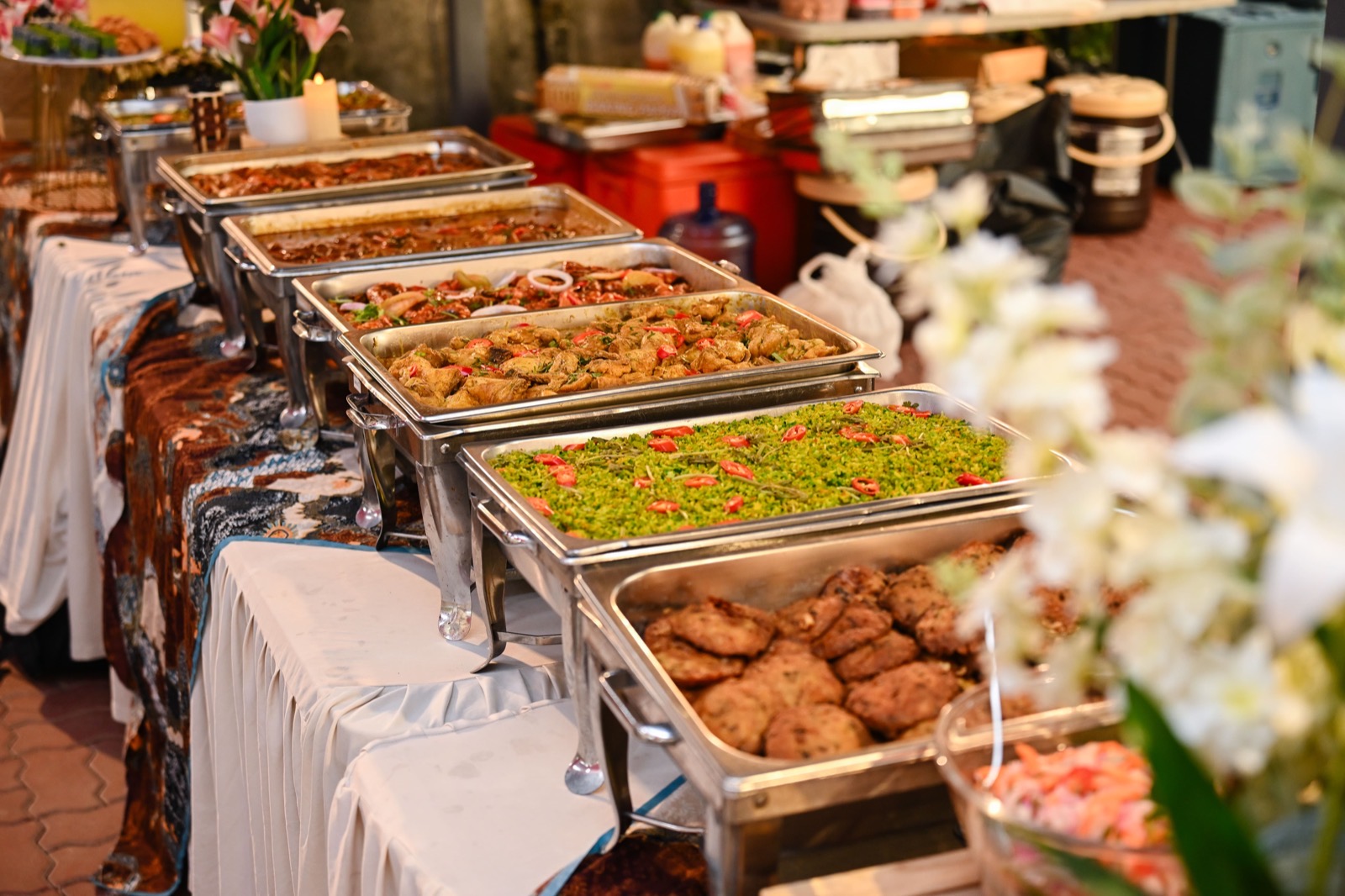 iDoCatering seminar buffet line of five chafing trays — curry chicken, herbed rice and fried cutlets at a corporate event