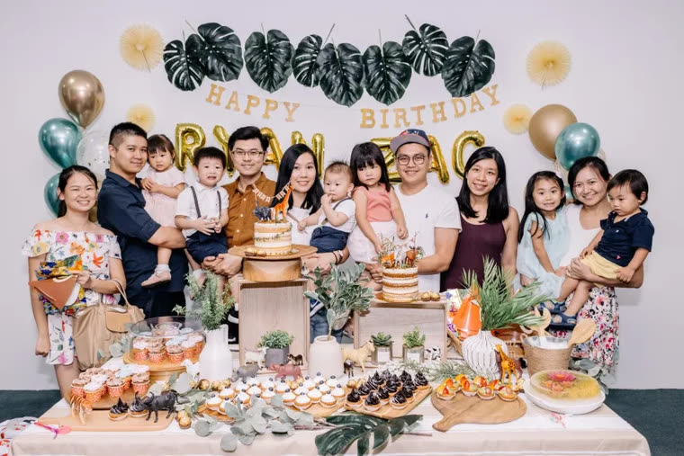 Family gathered at a safari-themed birthday party with cakes and desserts — iDoCatering