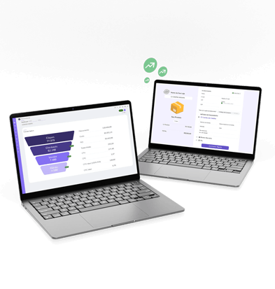 Dois laptops exibindo dashboards de e-commerce lado a lado. O laptop da esquerda mostra um funil de vendas e métricas de desempenho. O laptop da direita mostra uma página de checkout do produto. Ícones de setas verdes para cima flutuam sobre eles.