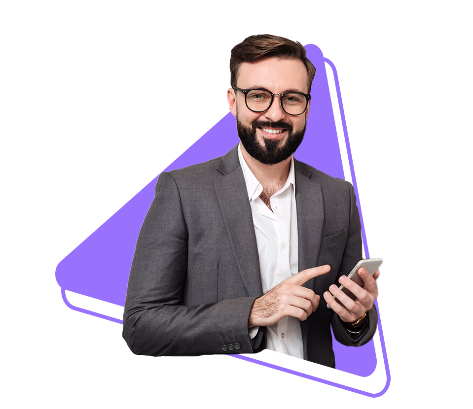 Cliente sorrindo ao usar smartphone com depoimento sobre a plataforma Digital Manager Guru.