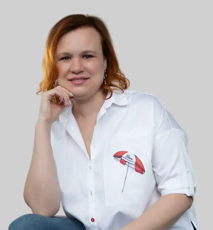 Freigestelltes Porträt einer Nageldesignerin des Felena Studios im weißen Hemd