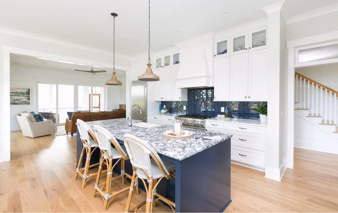 Kitchen and dining area with a navy island and hardwood flooring