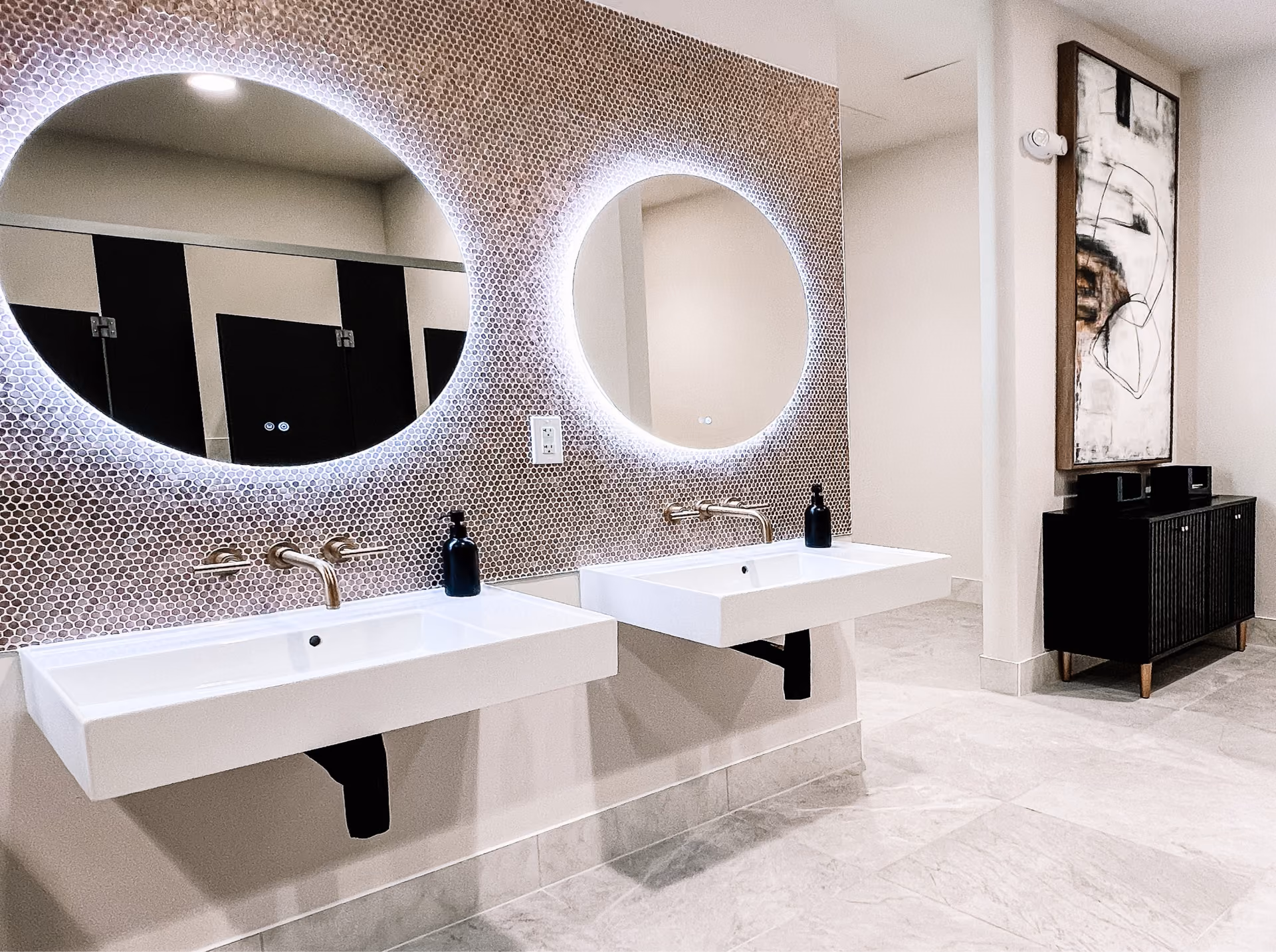 Commercial retail display with a decorative mirror and light tile flooring