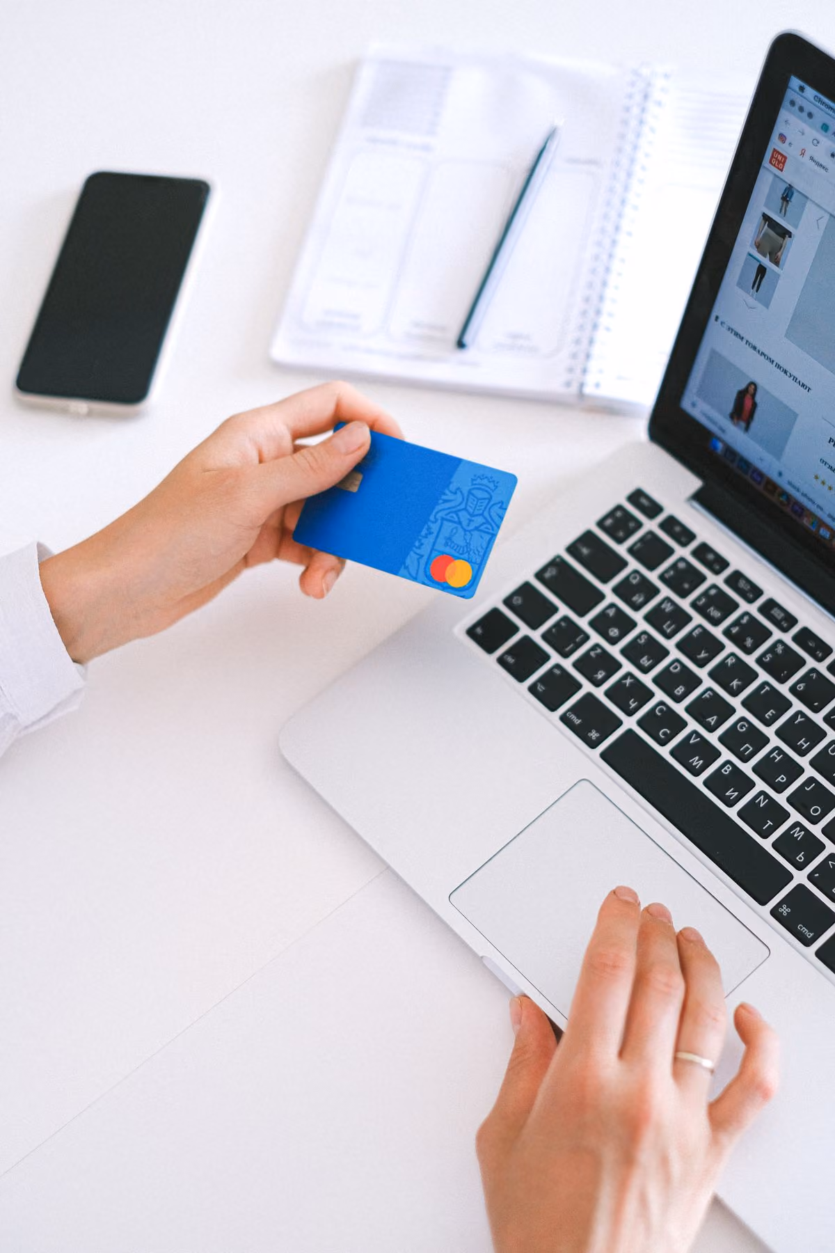Cash handling at a retail financial counter
