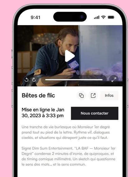 Vidéo d'un homme avec brassard police dans une scène, sur écran de téléphone avec description en français.
