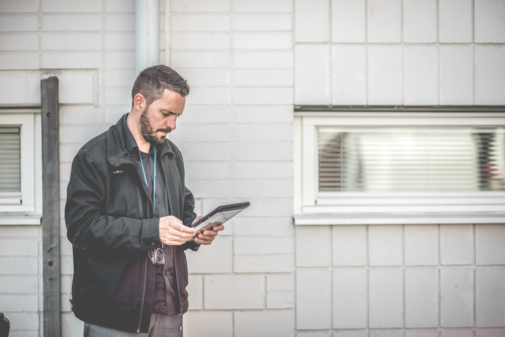 Andreas Engberg, regionchef på Sustend, under besiktning för underhållsplan med iPad i handen.