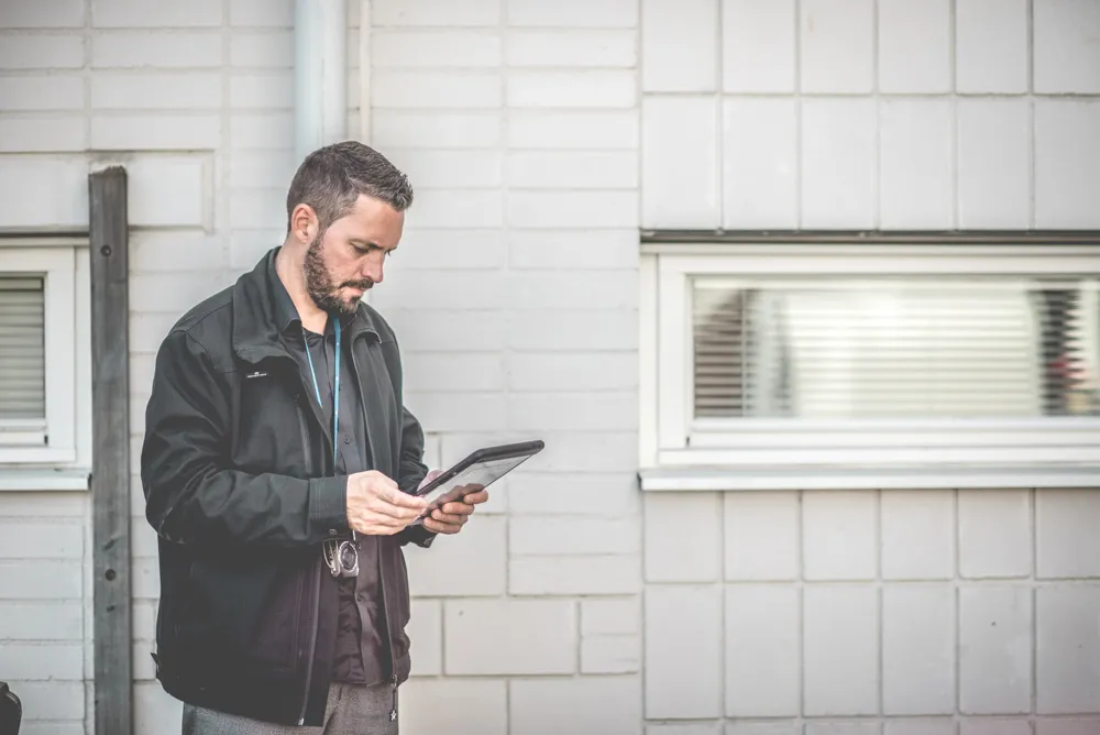 Andreas Engberg, regionchef på Sustend, under besiktning för underhållsplan med iPad i handen.