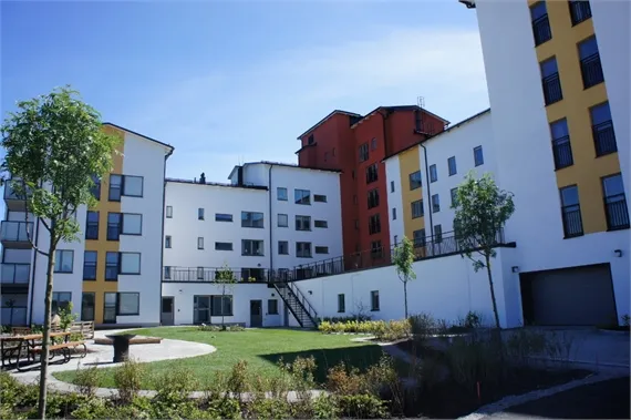 Husfasader och innergård på Margretedalsvägen, ett av flera områden som kommer att underhållsplaneras i Planima