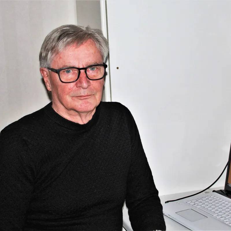 Bengt Jansson, underhållsplanerare på Sweax, sitter vid sin dator.