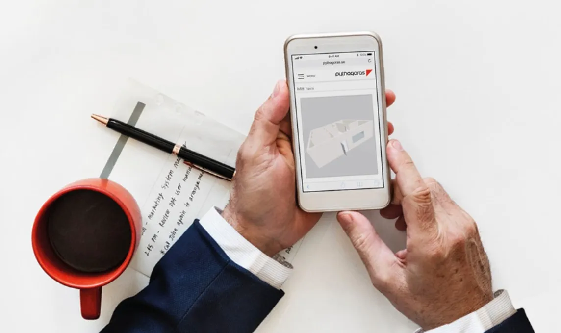 Händer som håller i smartphone med Pythagoras på skärmen.